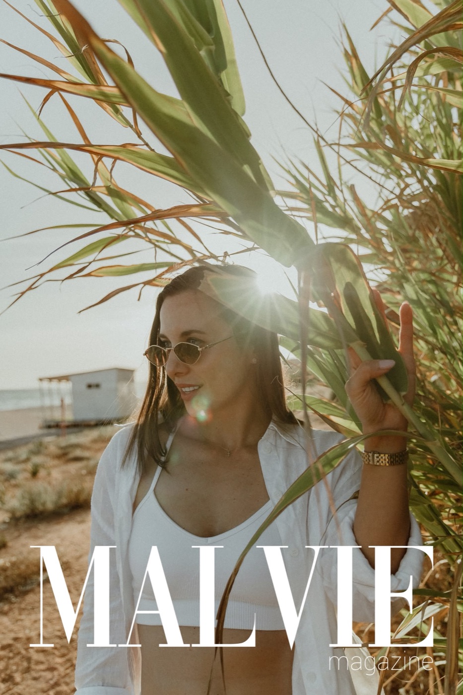 Capa digital da MALVIE Magazine: sol entre as canas na Praia dos Tomates, fotografada pela Anastasia