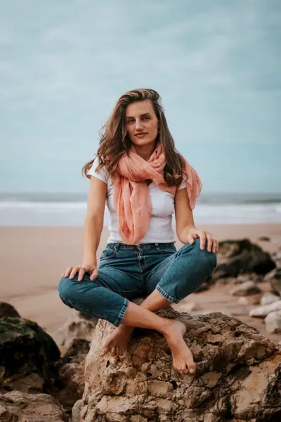 Solo Portrait photoshoot in Costa da Caparica by Esmee Buitenhuis