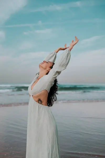 Solo Portrait photoshoot in Costa da Caparica by Esmee Buitenhuis