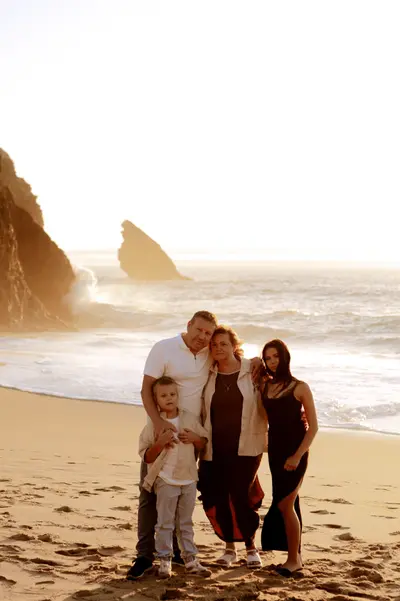 Family photoshoot on the Costa da Caparica by Nadiya K