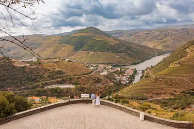 Engagement photoshoot in Douro Valley by Ricardo M