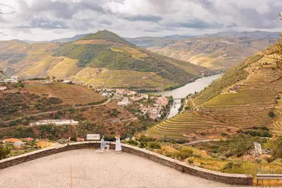 Engagement photoshoot in Douro Valley by Ricardo M