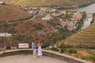 Engagement photoshoot in Douro Valley by Ricardo M