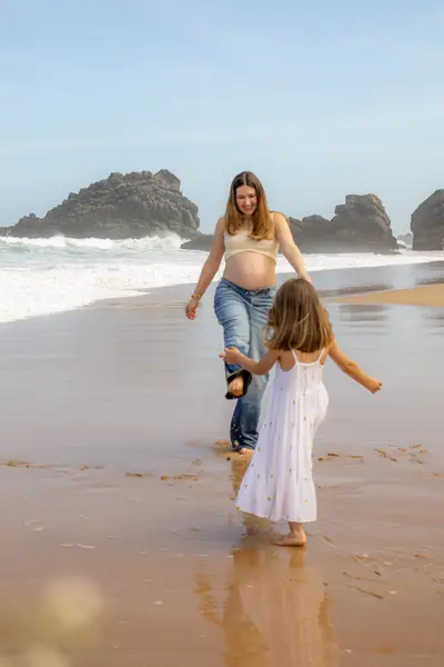 Maternity photoshoot by Marilia P