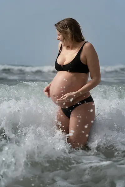 Maternity photoshoot in Cascais by Sophie Bellmann