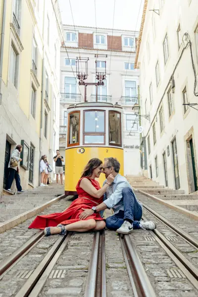 Couples photoshoot in Lisbon by Joana C