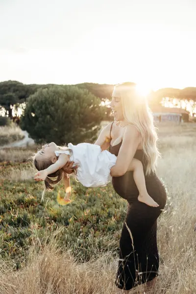 Maternity photoshoot on the Costa da Caparica by Joana C