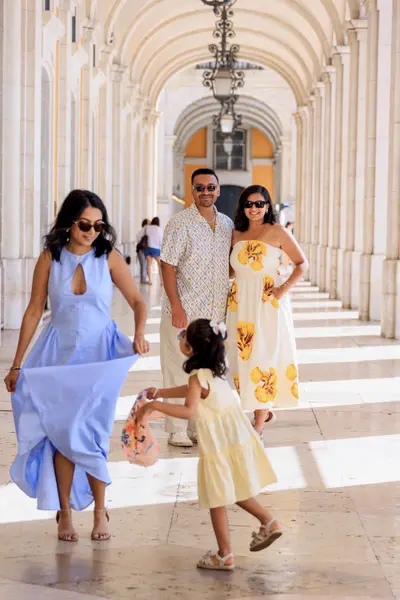 Family photoshoot in Lisbon by Maya R