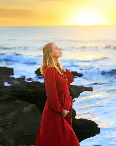 Maternity photoshoot in Ericeira by Maya Rodrigues