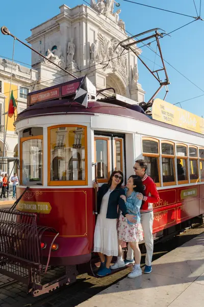Family photoshoot in Lisbon by Nelson T