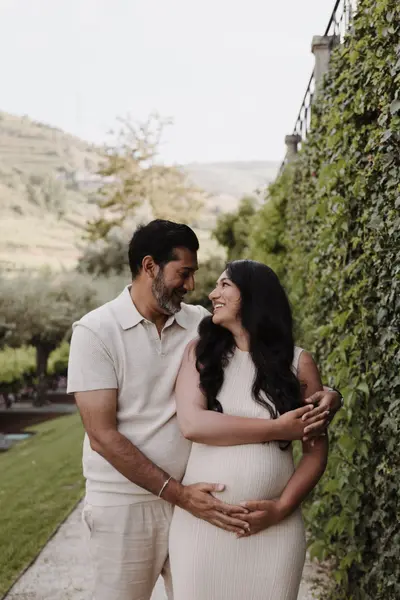 Maternity photoshoot in Douro Valley by Jennifer Duarte