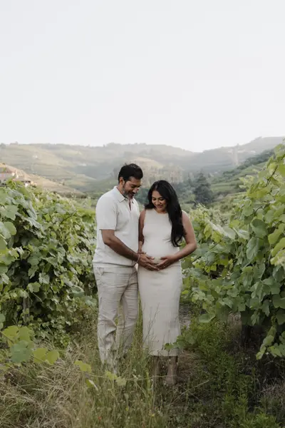 Maternity photoshoot in Douro Valley by Jennifer Duarte